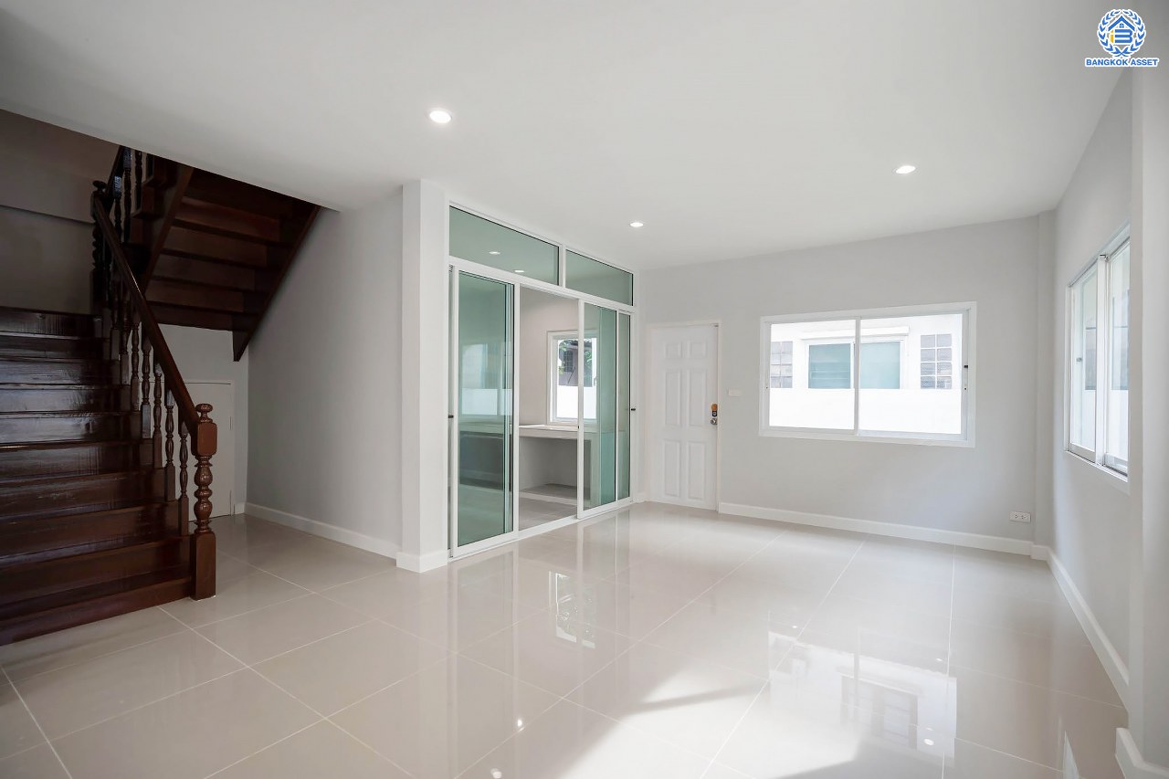 บ้านมือสองตกแต่งใหม่ โครงการ ซื่อตรง รัตนาธิเบศร์ หน้าโครงการติดรถไฟฟ้า "สถานีไทรม้า" เนื้อที่ 40 ตร.ว. ฟังก์ชัน 3 ห้องนอน 3 ห้องน้ำ 1 ที่จอดรถ เชื่อมต่อได้หลายเส้นทาง ใกล้เซ็นทรัลรัตนาธิเบศร์ และทางด่วน "งามวงศ์วาน"